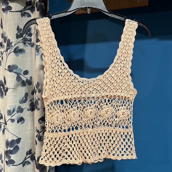 Unique and Delicate, light peach color, crocheted top - Picture 2 of 7